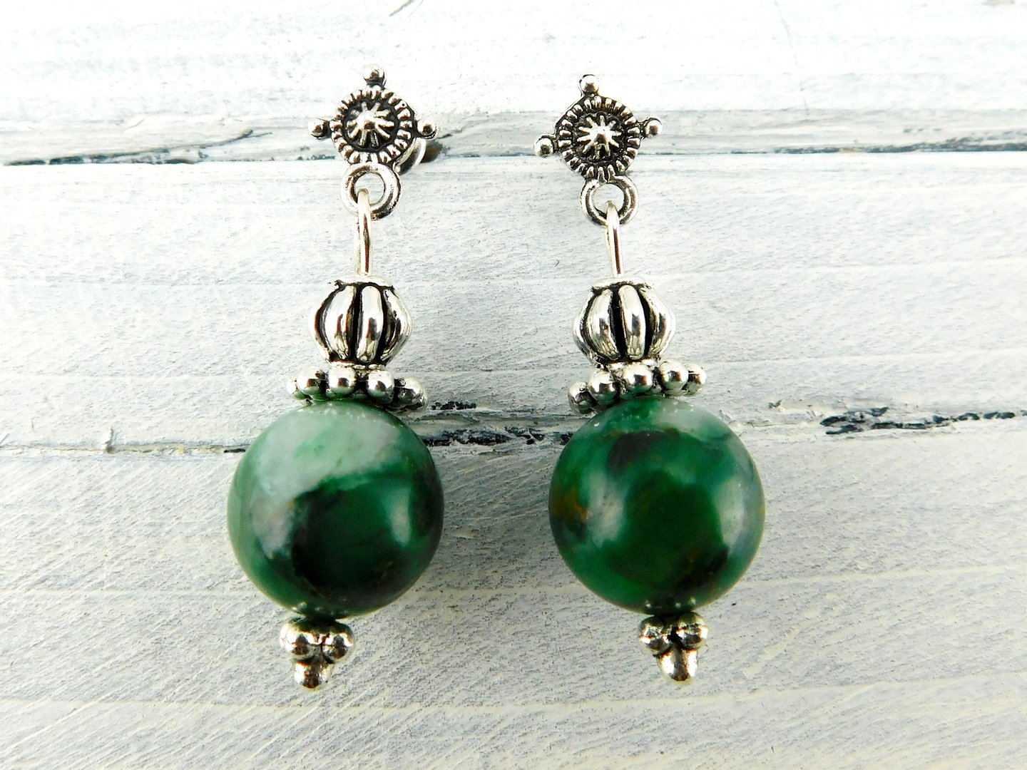 Ohrstecker im Vintage-Stil mit grüner Perle