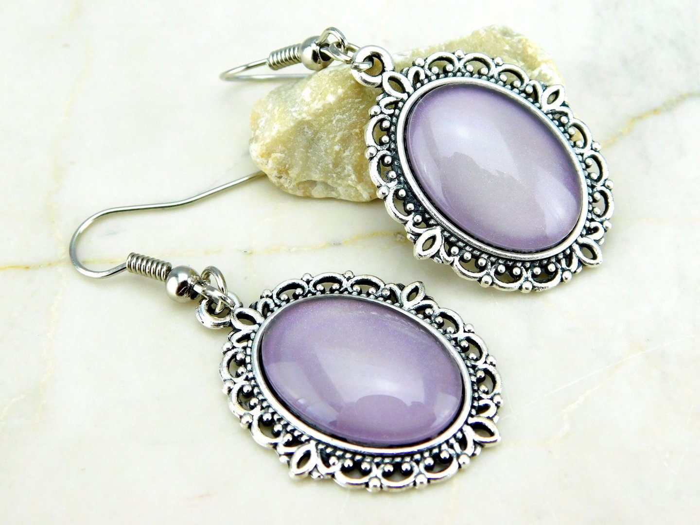 Vintage Ohrringe mit Cabochonanhänger in Zarter Lavendel