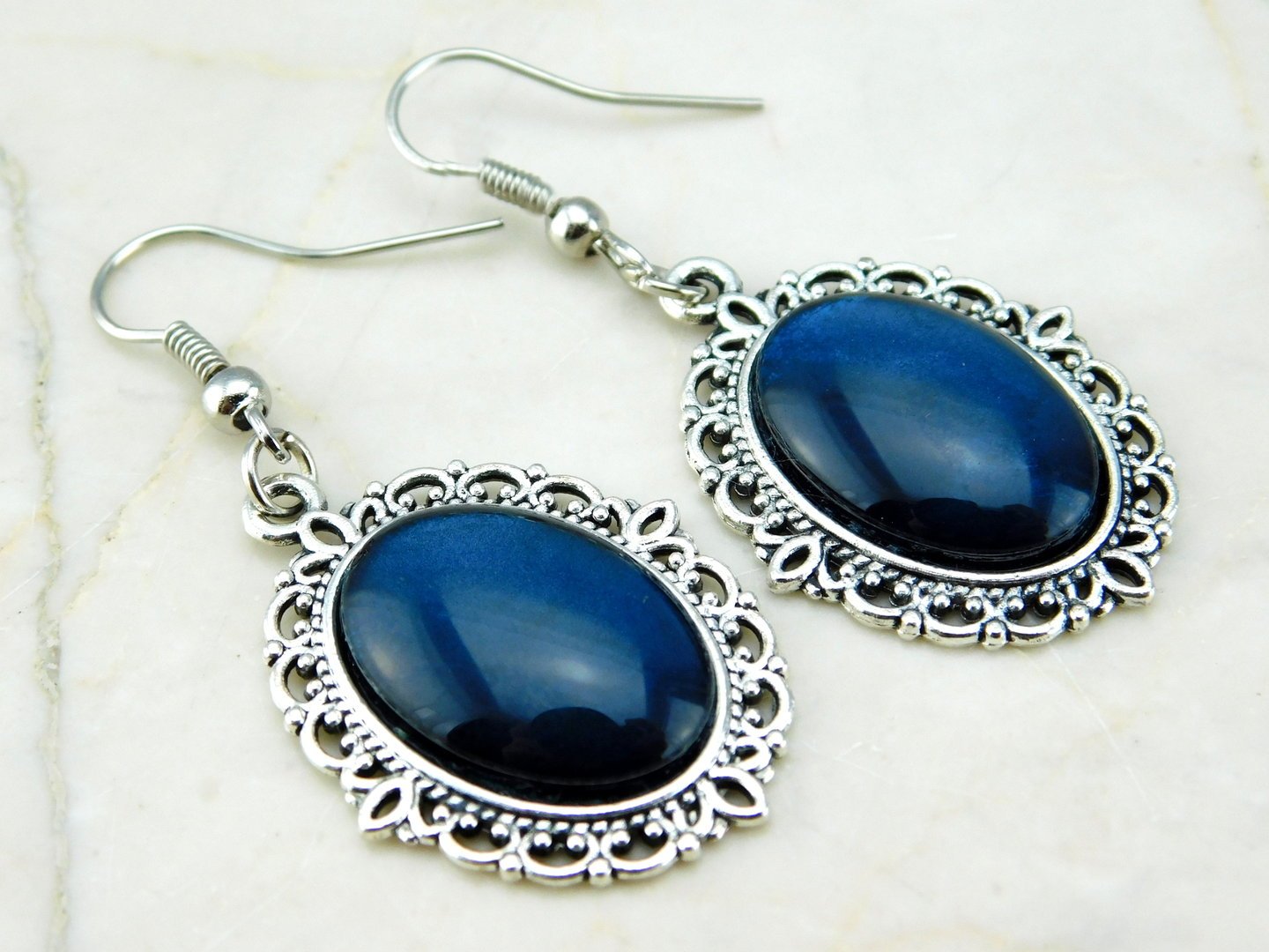 Vintage Ohrringe mit Cabochonanhänger in Saphirblau