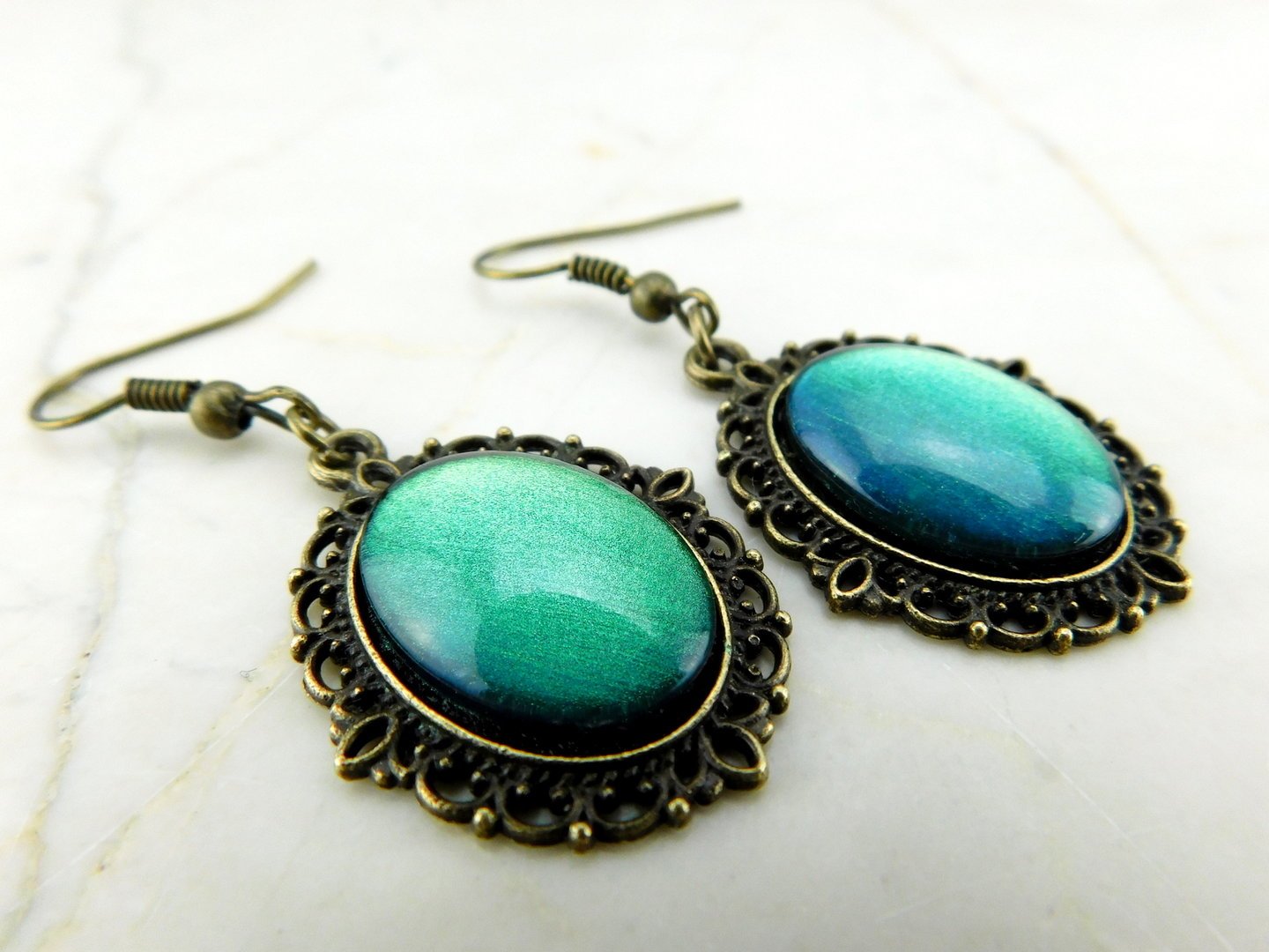 Vintage Ohrringe mit Cabochonanhänger in Mermaid Green