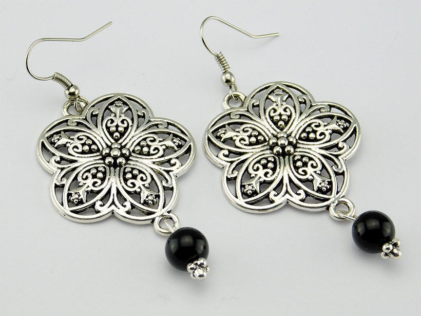 Silberfarbene Ohrringe im Vintage-Stil mit Blume