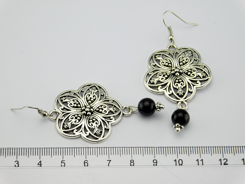 Silberfarbene Ohrringe im Vintage-Stil mit Blume