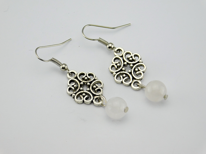 Silberfarbene Ohrringe "Odette" mit Jadeperle
