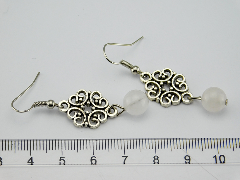Silberfarbene Ohrringe "Odette" mit Jadeperle