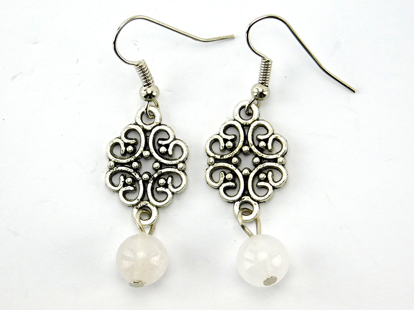 Silberfarbene Ohrringe "Odette" mit Jadeperle