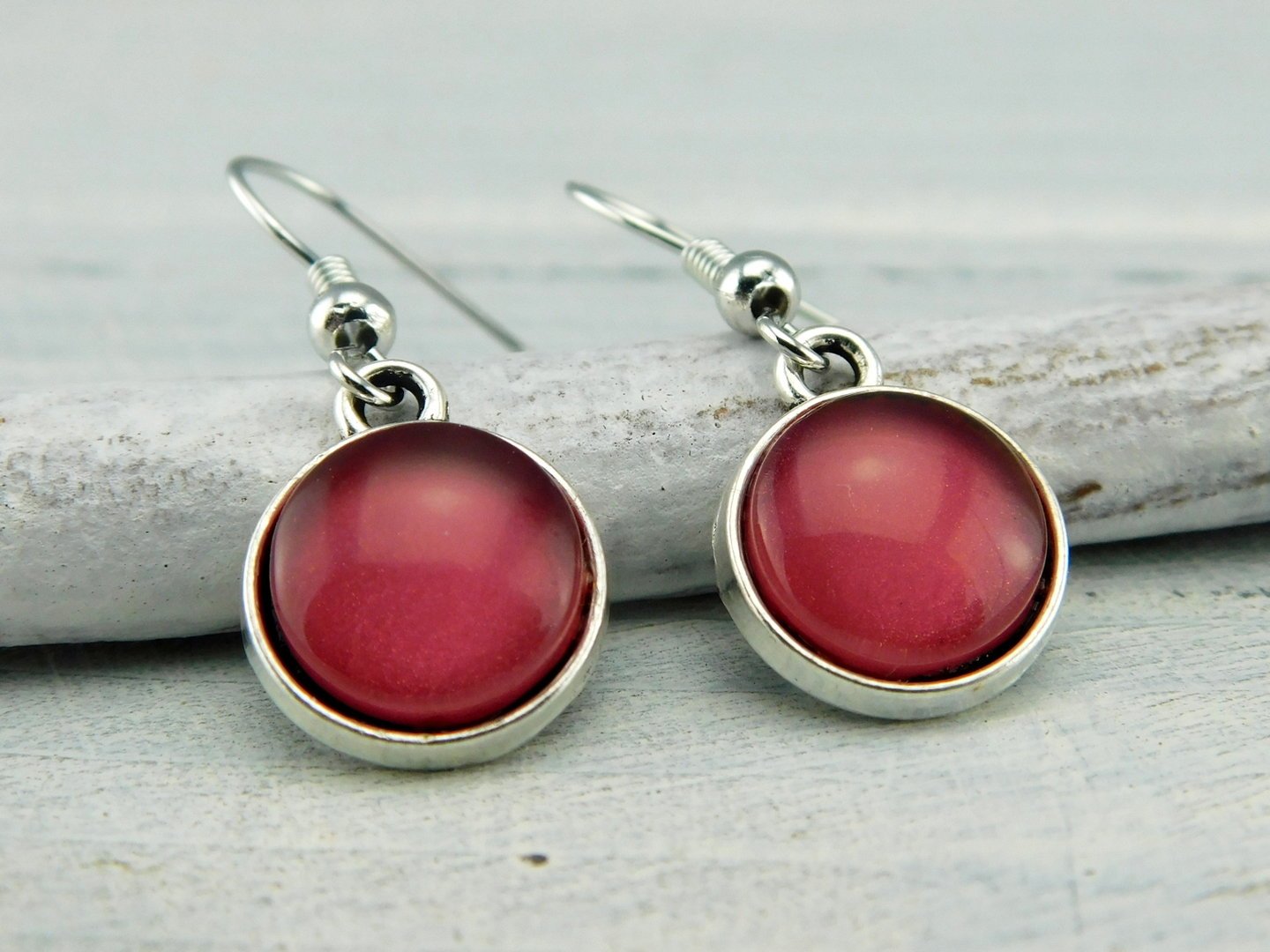 Cabochon-Ohrhänger "Erdbeer" in silberner Farbe