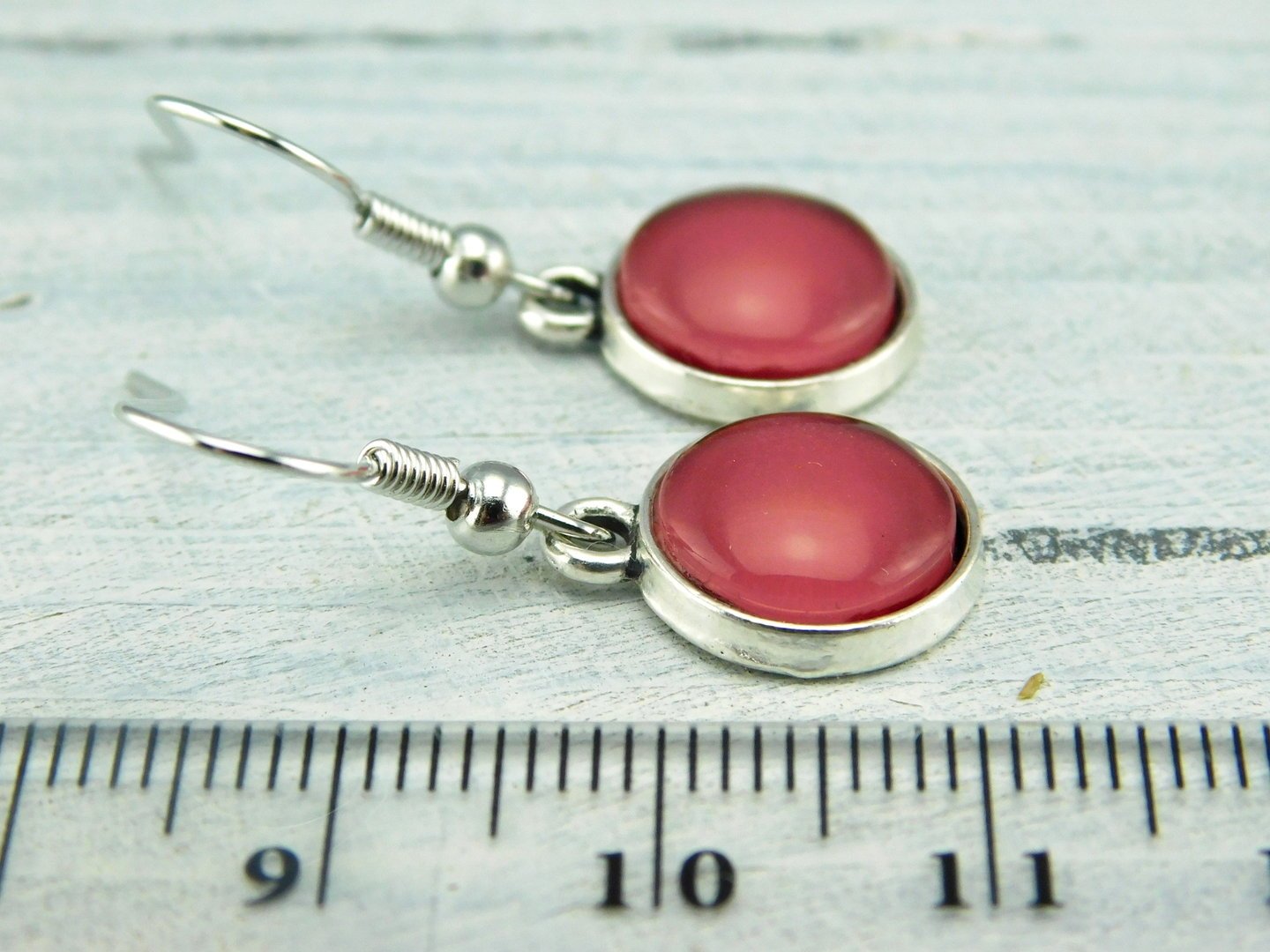 Cabochon-Ohrhänger "Erdbeer" in silberner Farbe