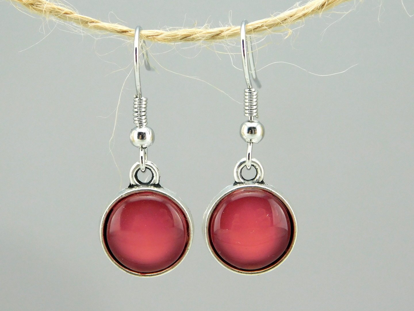 Cabochon-Ohrhänger "Erdbeer" in silberner Farbe