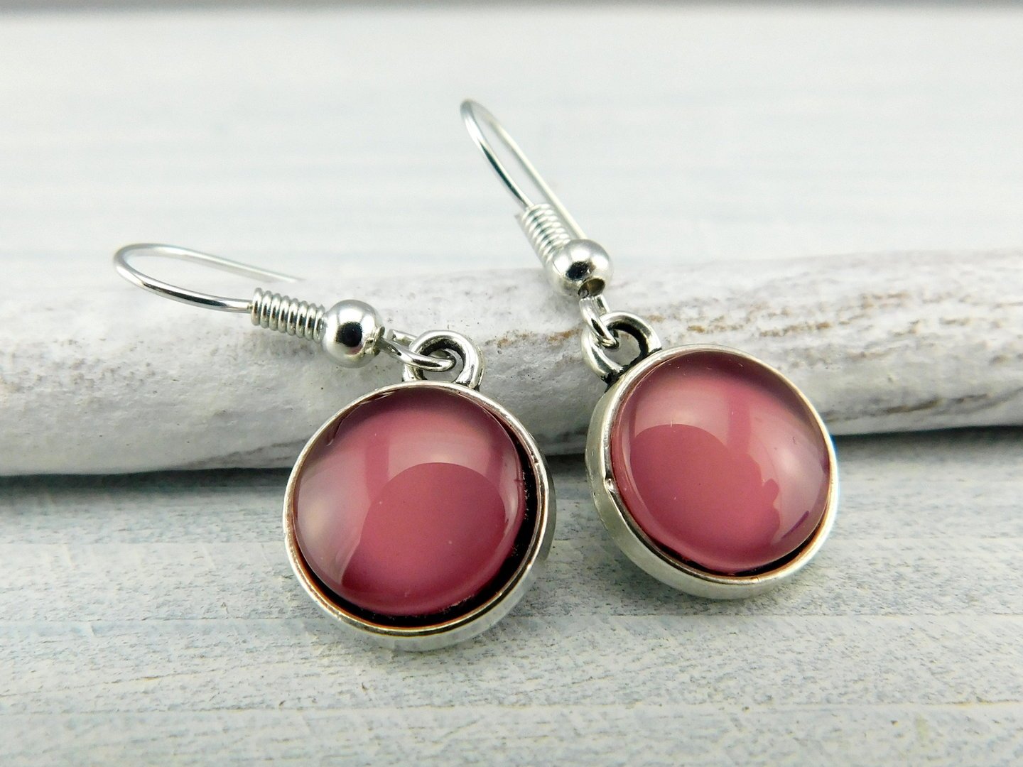 Cabochon-Ohrhänger mit leichtem farbverlauf in"Altrose" und silberner Fassung