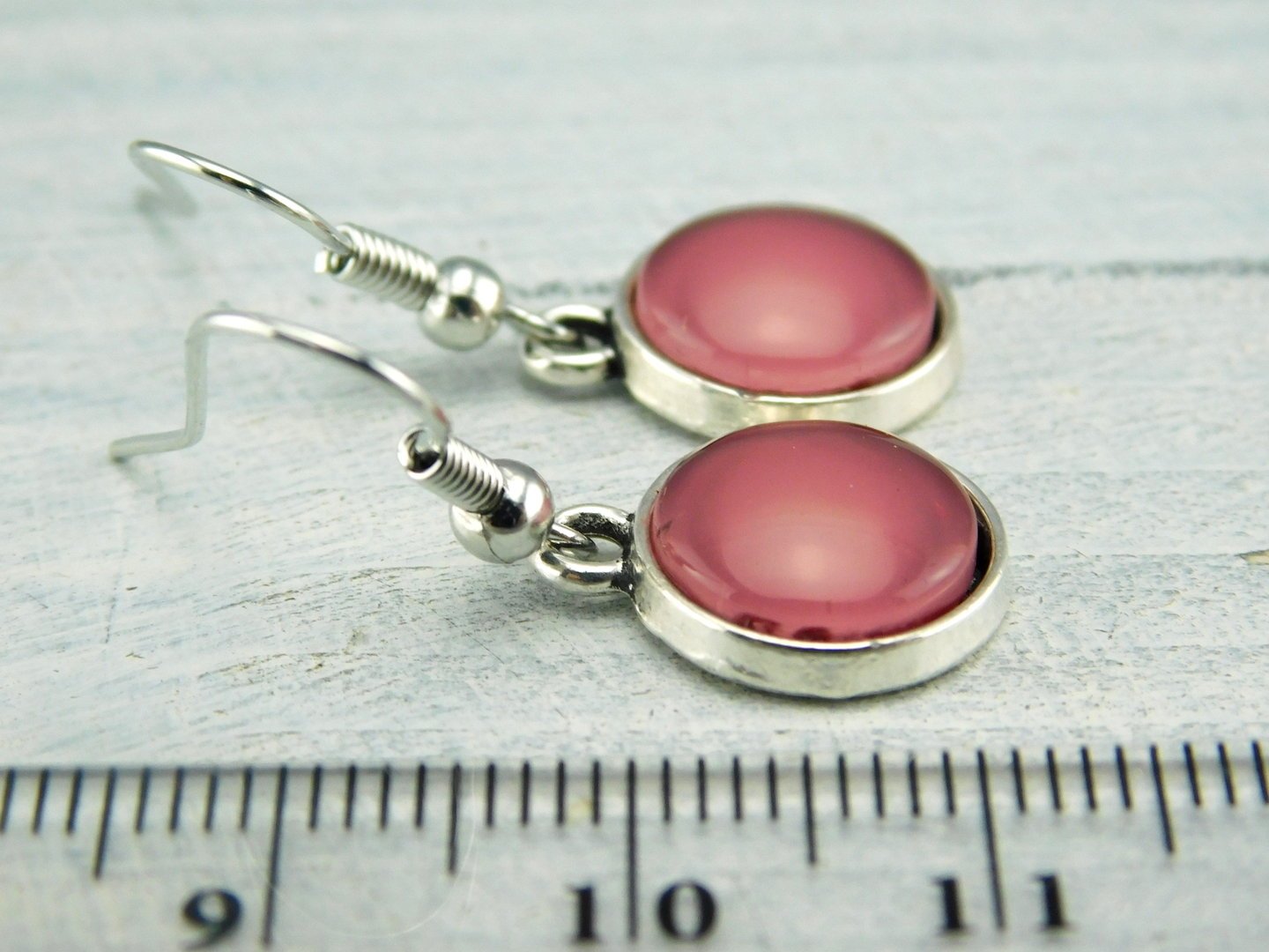 Cabochon-Ohrhänger mit leichtem farbverlauf in"Altrose" und silberner Fassung