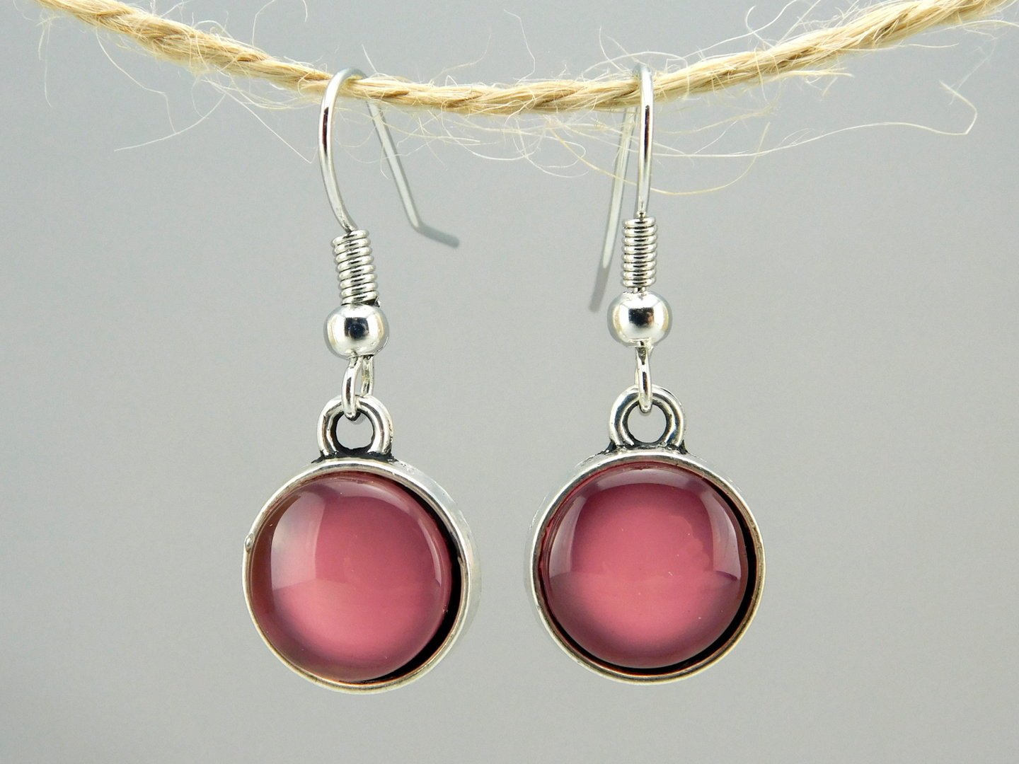 Cabochon-Ohrhänger mit leichtem farbverlauf in"Altrose" und silberner Fassung