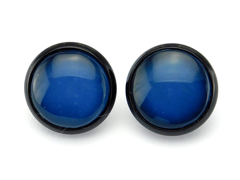 Ohrstecker mit schwarzer Fassung und Glasstein "Magisches Blau"