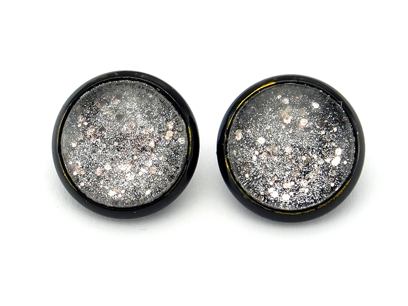 Ohrstecker mit schwarzer Fassung und Glasstein "Feensilber"