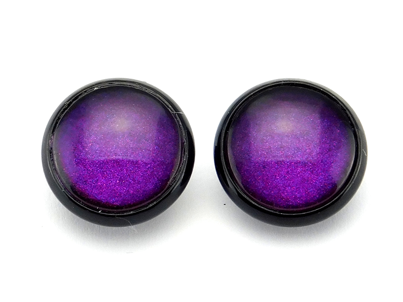 Ohrstecker mit schwarzer Fassung und Glasstein "Lila Magie"