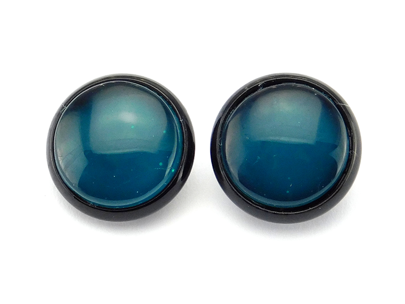 Ohrstecker mit schwarzer Fassung und Glasstein "Petrolblau"