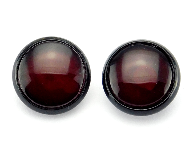 Ohrstecker mit schwarzer Fassung und Glasstein "Dunkles Verlangen"