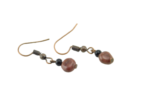 Kupferfarbene Ohrringe mit Rhodonit Perle