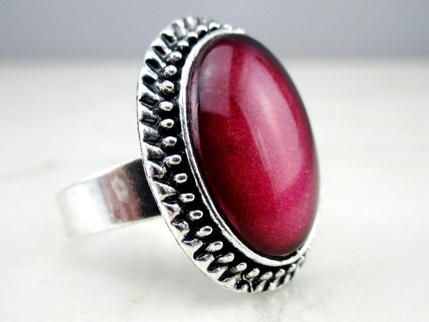 Ovaler Cabochonring "Rubinrot" - Vintage Schmuckstübchen