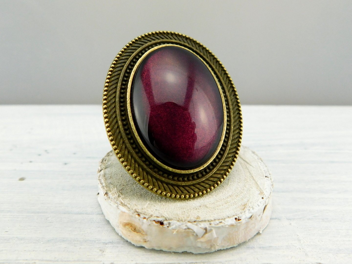 Ovaler Ring mit auffälligem Rahmen und Glasstein - Vintage Schmuckstübchen