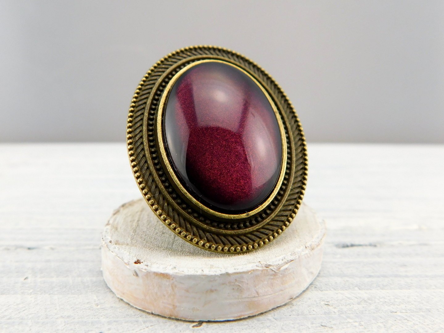 Ovaler Ring mit auffälligem Rahmen und Glasstein - Vintage Schmuckstübchen