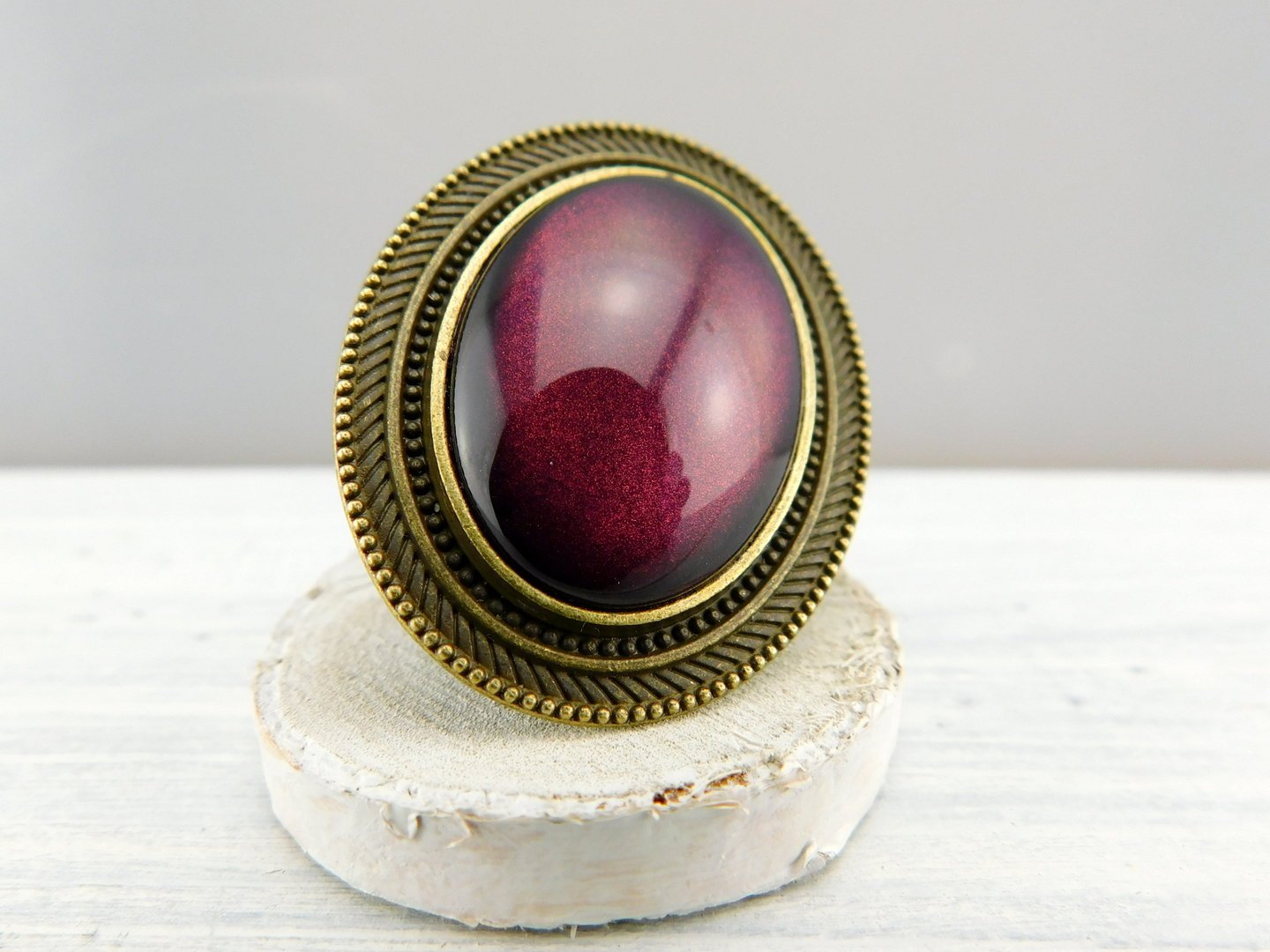Ovaler Ring mit auffälligem Rahmen und Glasstein - Vintage Schmuckstübchen
