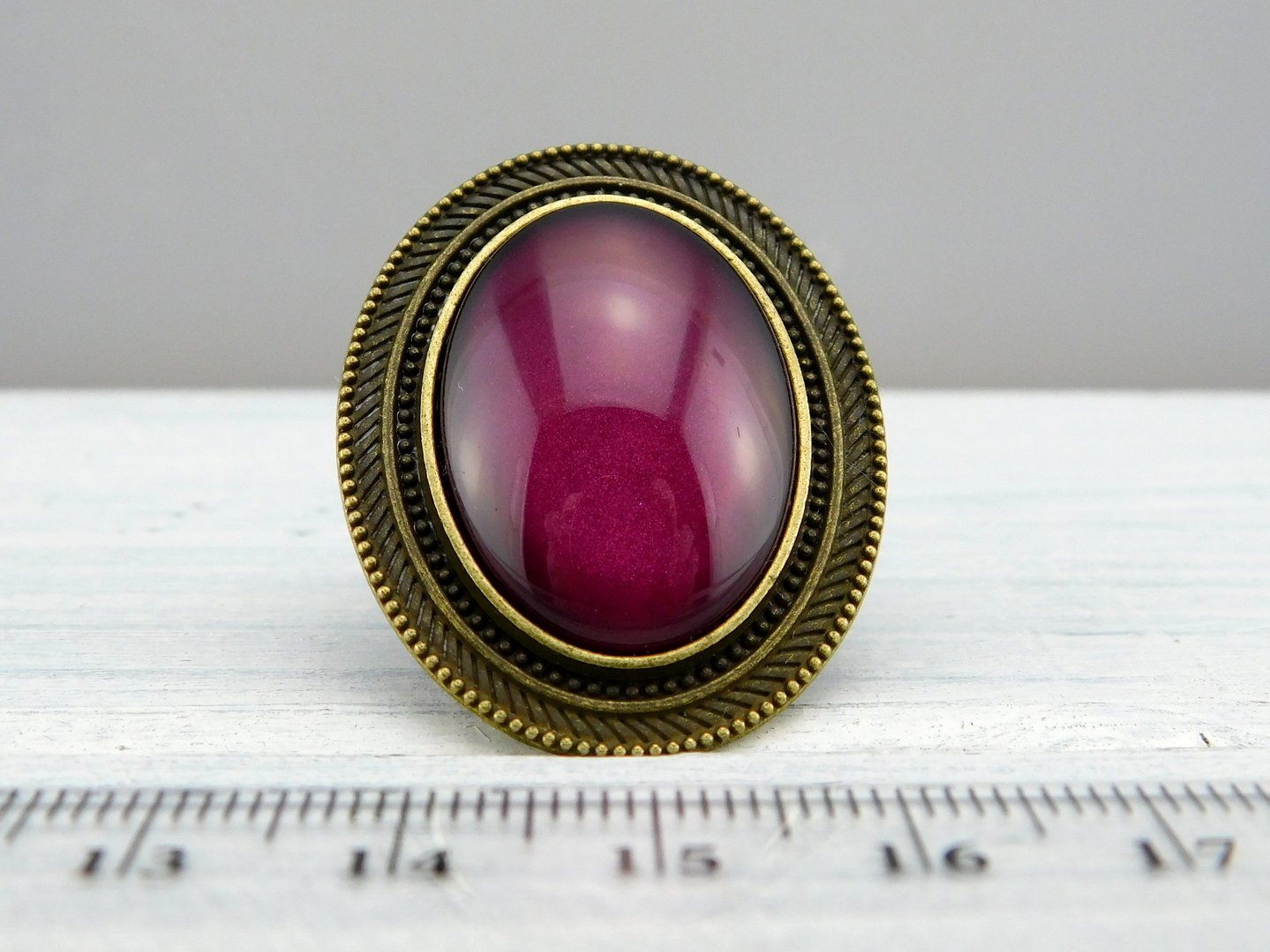Ovaler Ring mit auffälligem Rahmen und Glasstein - Vintage Schmuckstübchen
