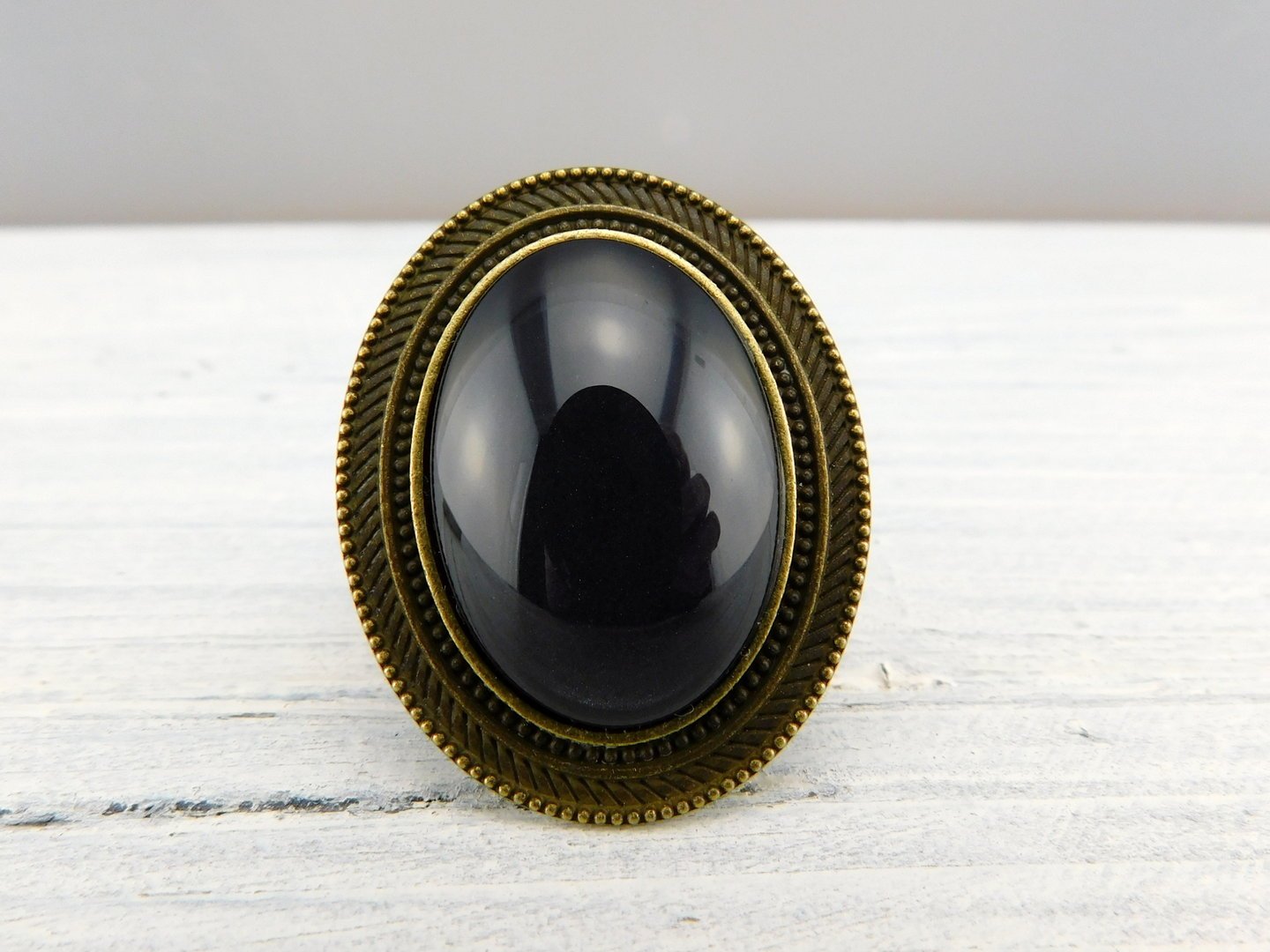 Ovaler Ring mit auffälligem Rahmen und Glasstein - Vintage Schmuckstübchen