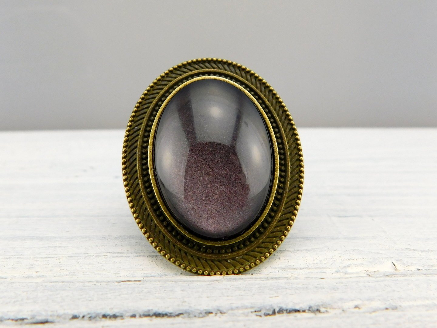 Ovaler Ring mit auffälligem Rahmen und Glasstein - Vintage Schmuckstübchen