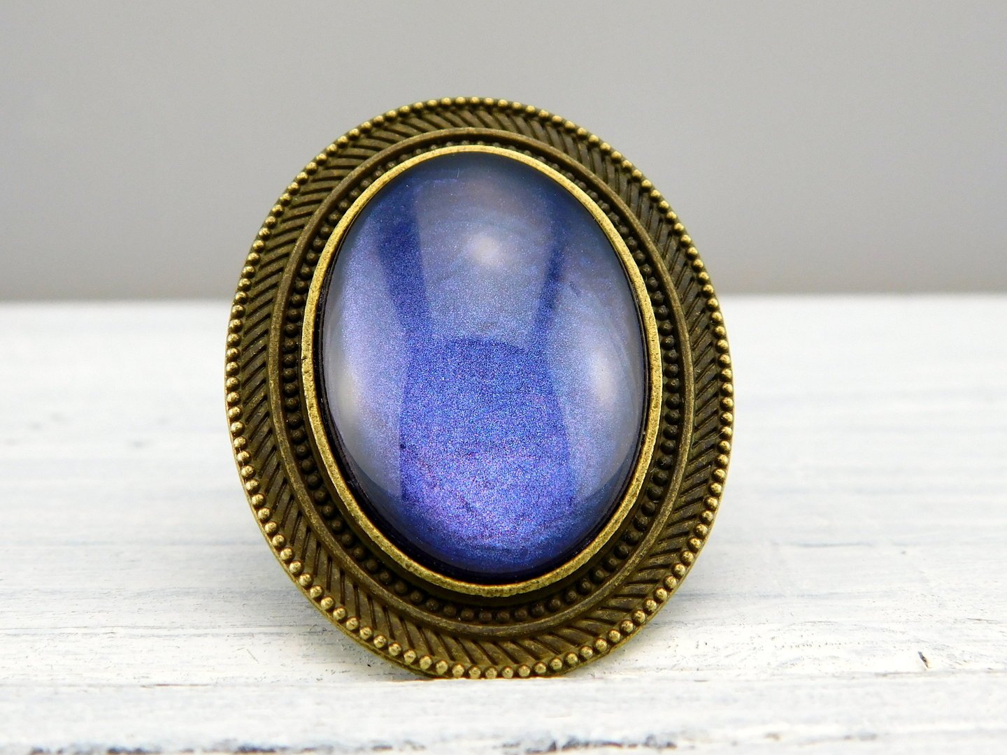Ovaler Ring mit auffälligem Rahmen und Glasstein - Vintage Schmuckstübchen