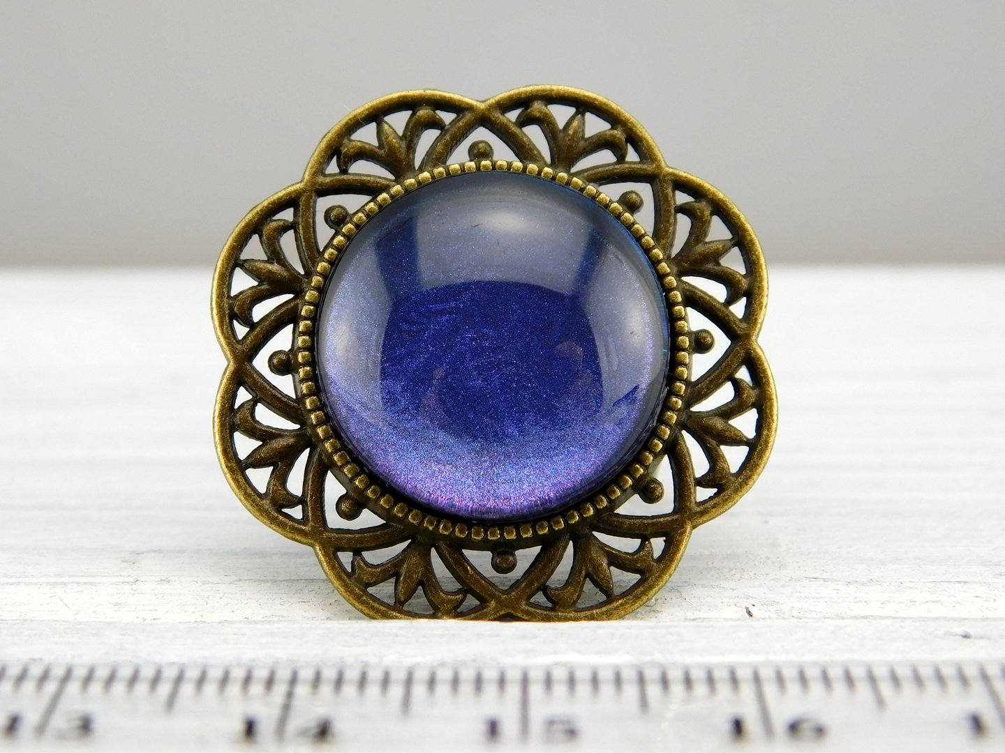 Runder Ring mit bronzefarbener Metallbordüre - Vintage Schmuckstübchen