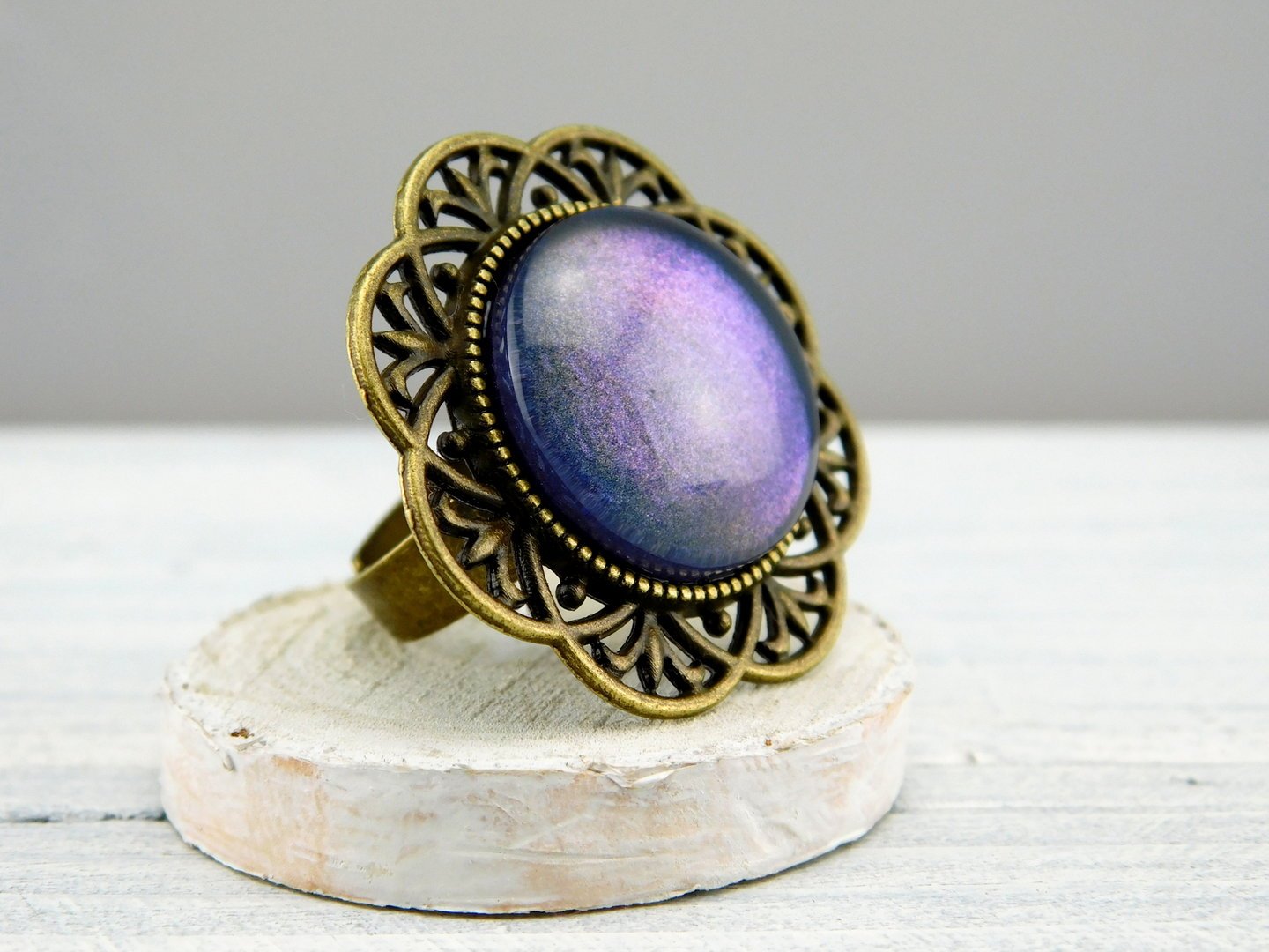 Runder Ring mit bronzefarbener Metallbordüre - Vintage Schmuckstübchen