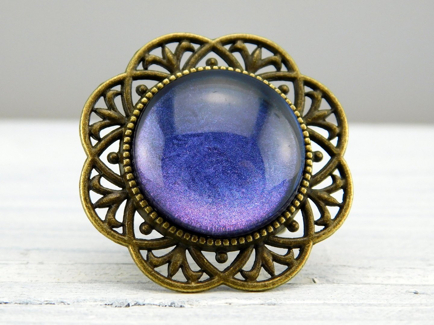 Runder Ring mit bronzefarbener Metallbordüre - Vintage Schmuckstübchen