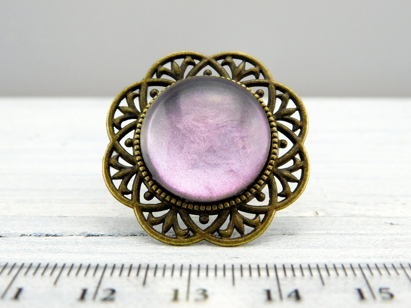 Runder Ring mit bronzefarbener Metallbordüre - Vintage Schmuckstübchen