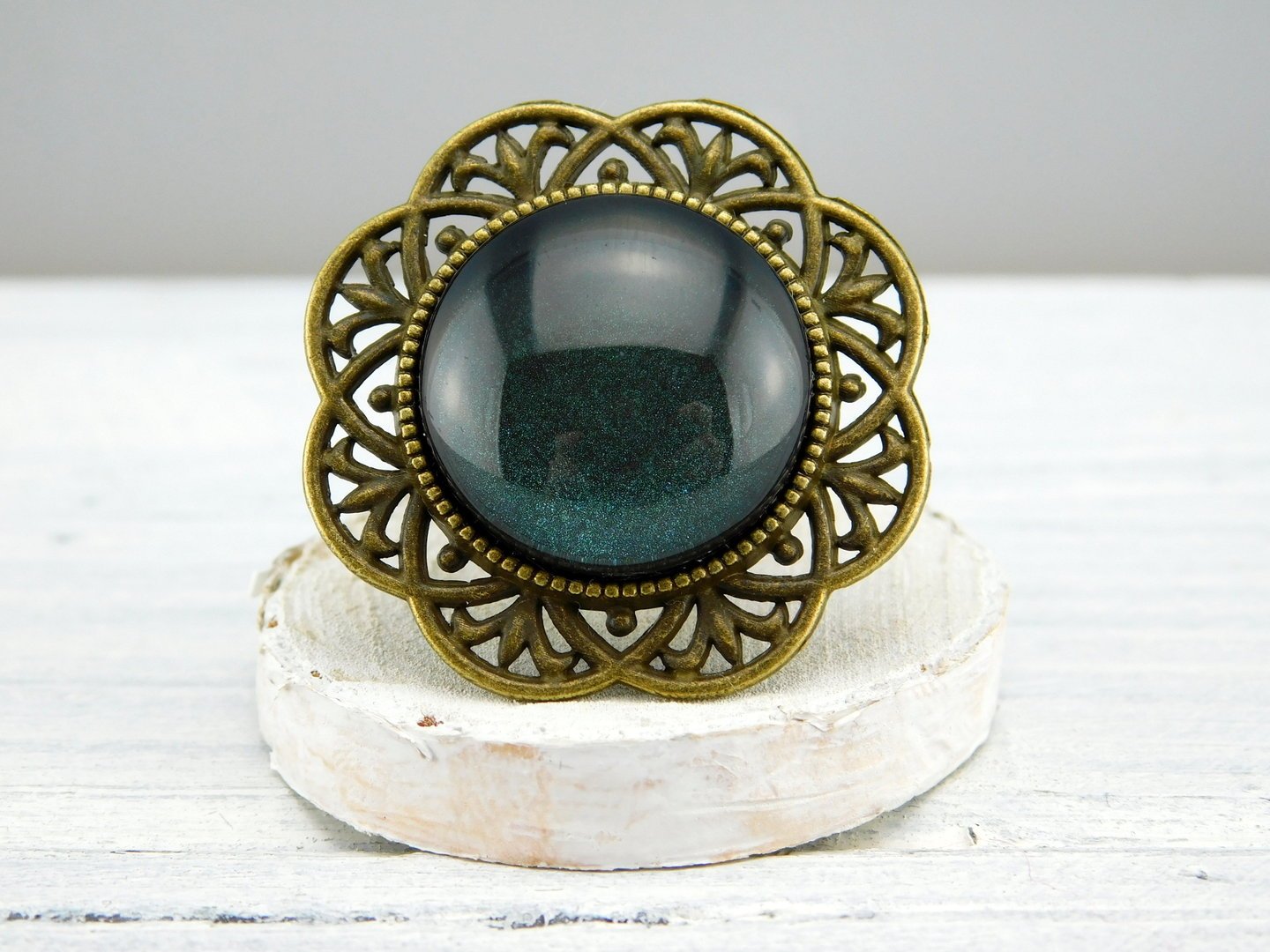 Runder Ring mit bronzefarbener Metallbordüre - Vintage Schmuckstübchen
