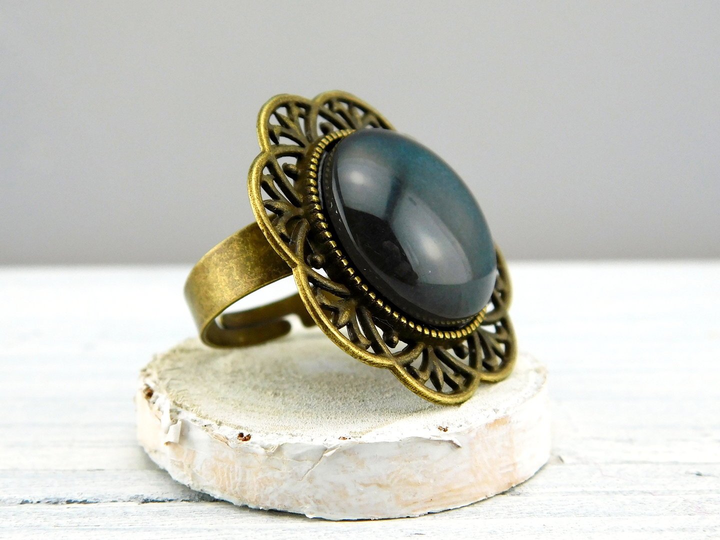 Runder Ring mit bronzefarbener Metallbordüre - Vintage Schmuckstübchen
