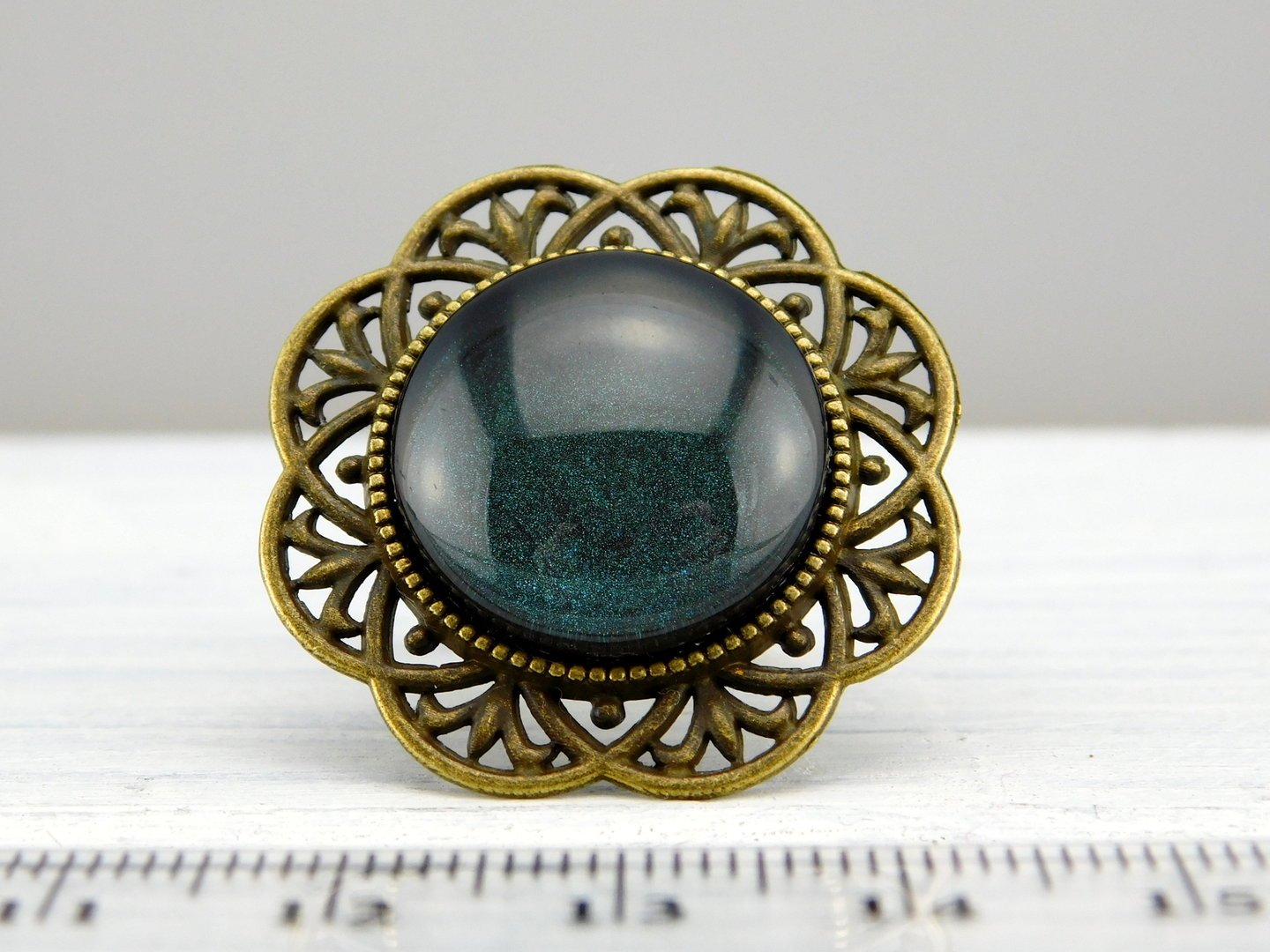 Runder Ring mit bronzefarbener Metallbordüre - Vintage Schmuckstübchen