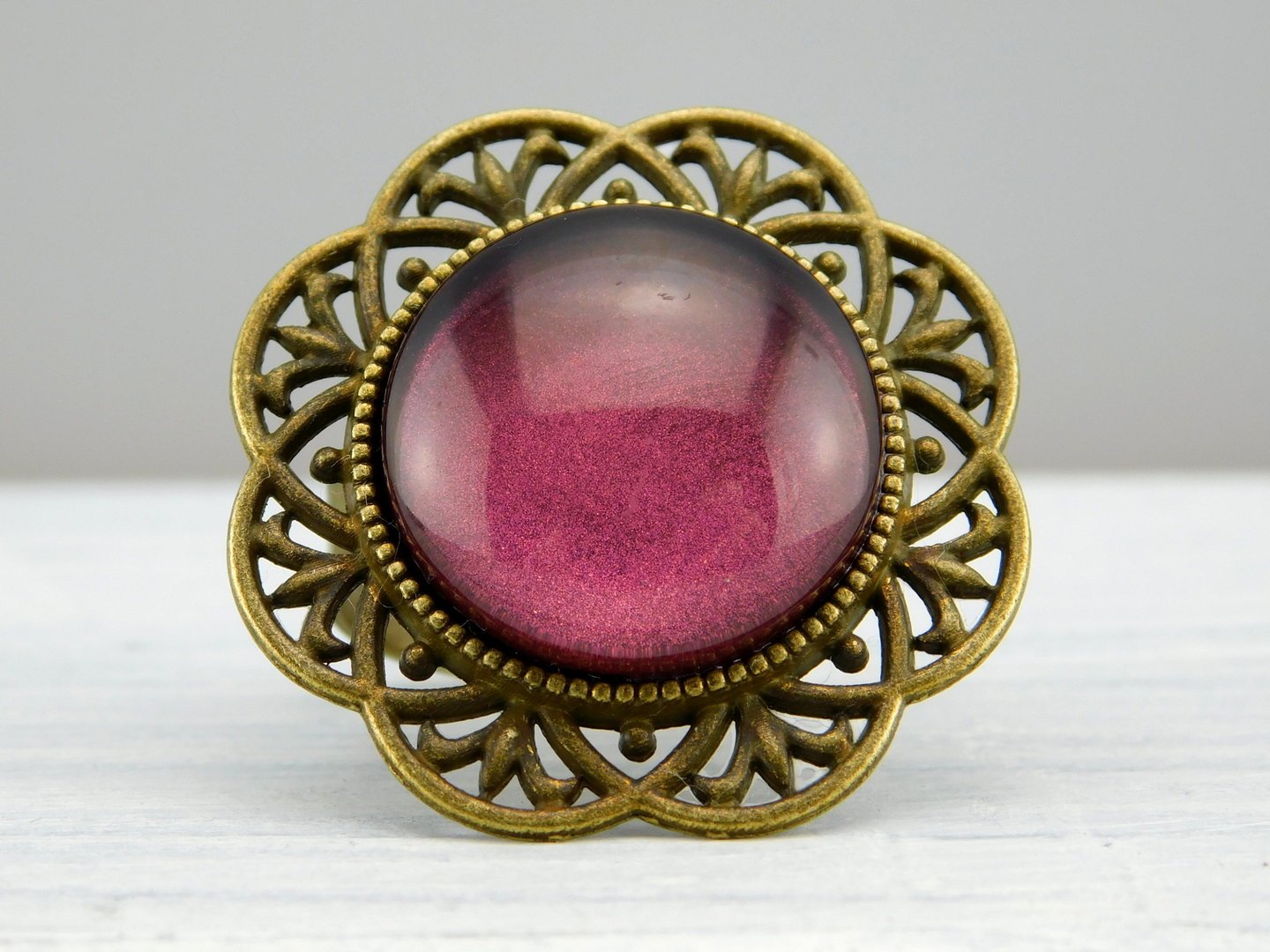 Runder Ring mit bronzefarbener Metallbordüre - Vintage Schmuckstübchen