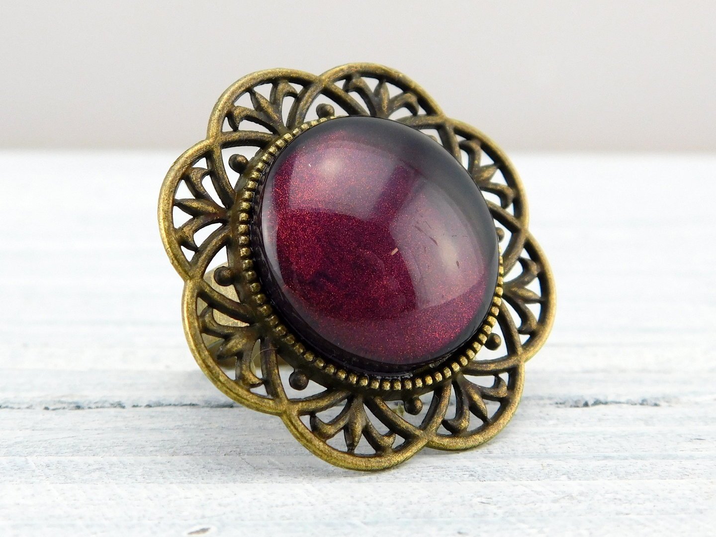 Runder Ring mit bronzefarbener Metallbordüre - Vintage Schmuckstübchen