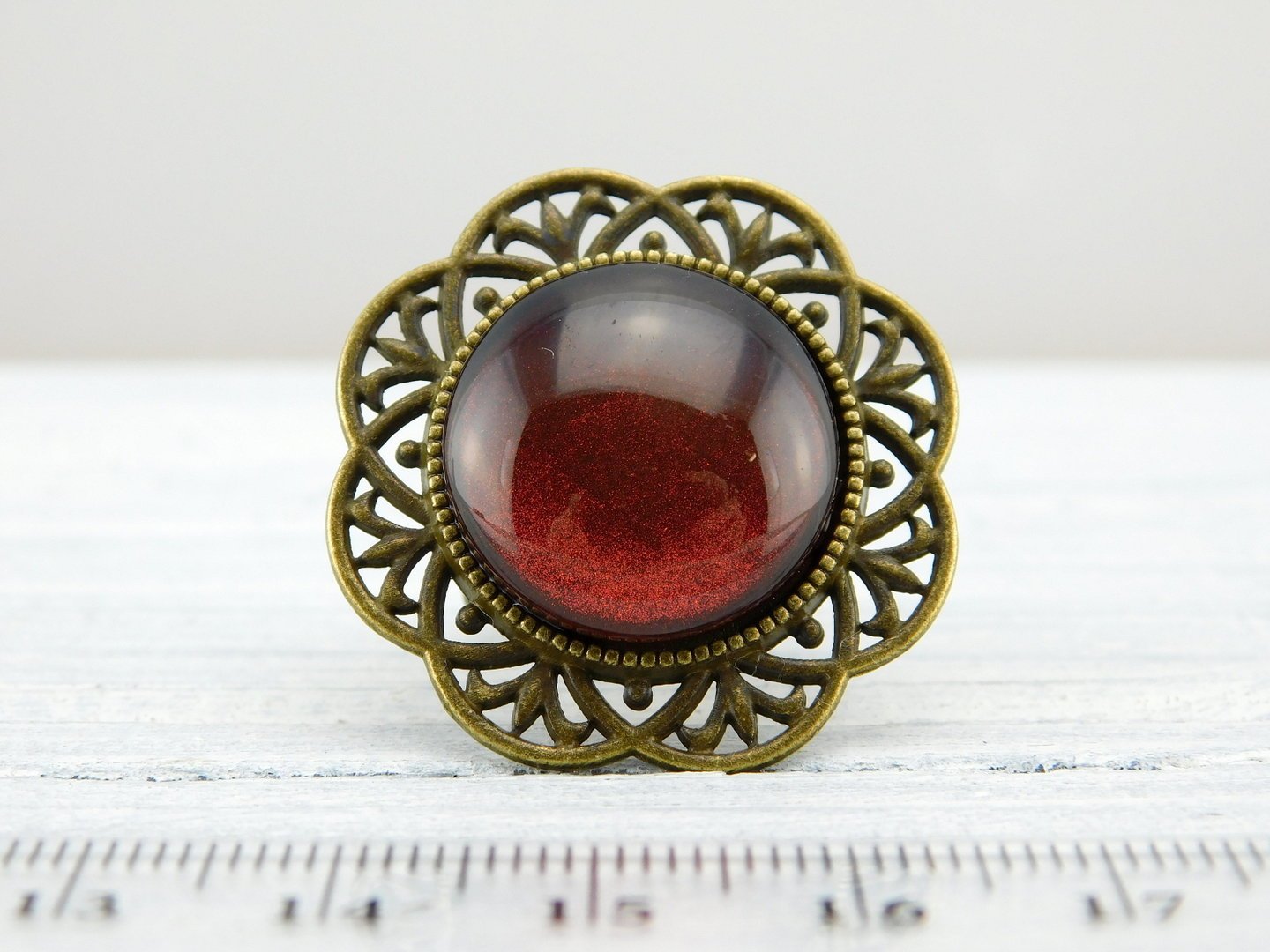 Runder Ring mit bronzefarbener Metallbordüre - Vintage Schmuckstübchen