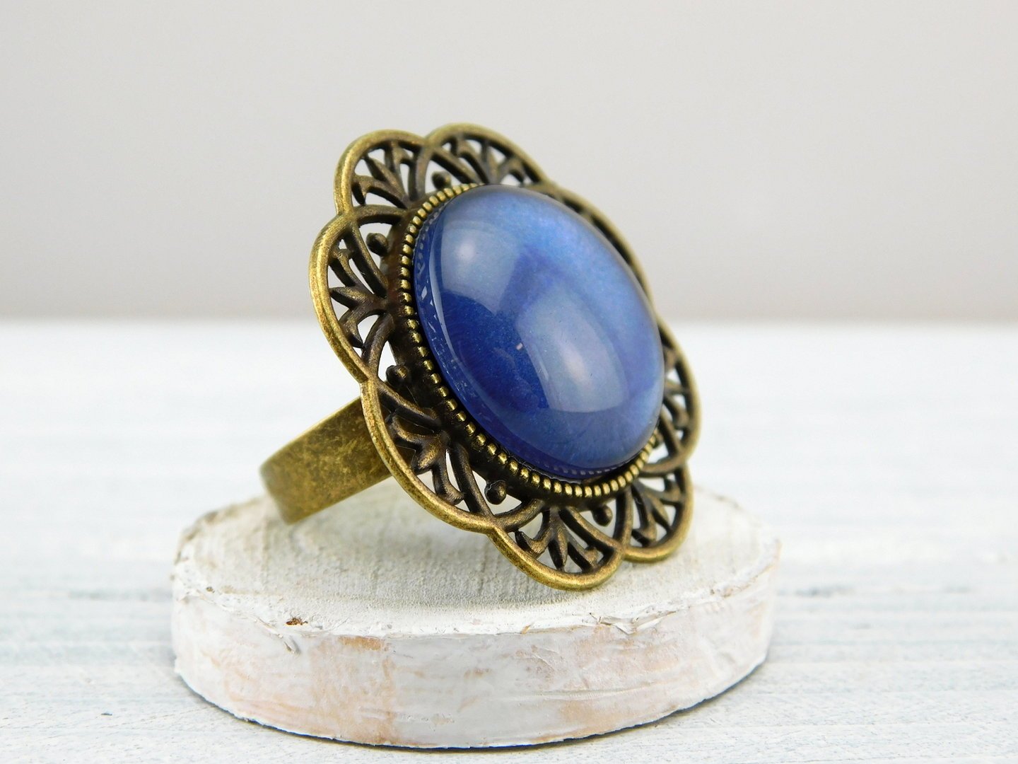 Runder Ring mit bronzefarbener Metallbordüre - Vintage Schmuckstübchen