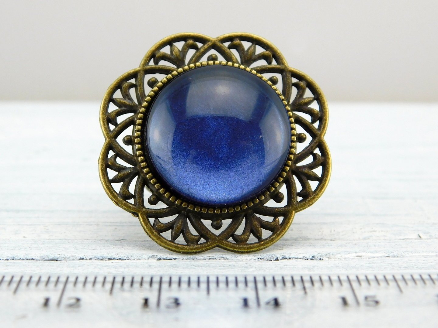 Runder Ring mit bronzefarbener Metallbordüre - Vintage Schmuckstübchen