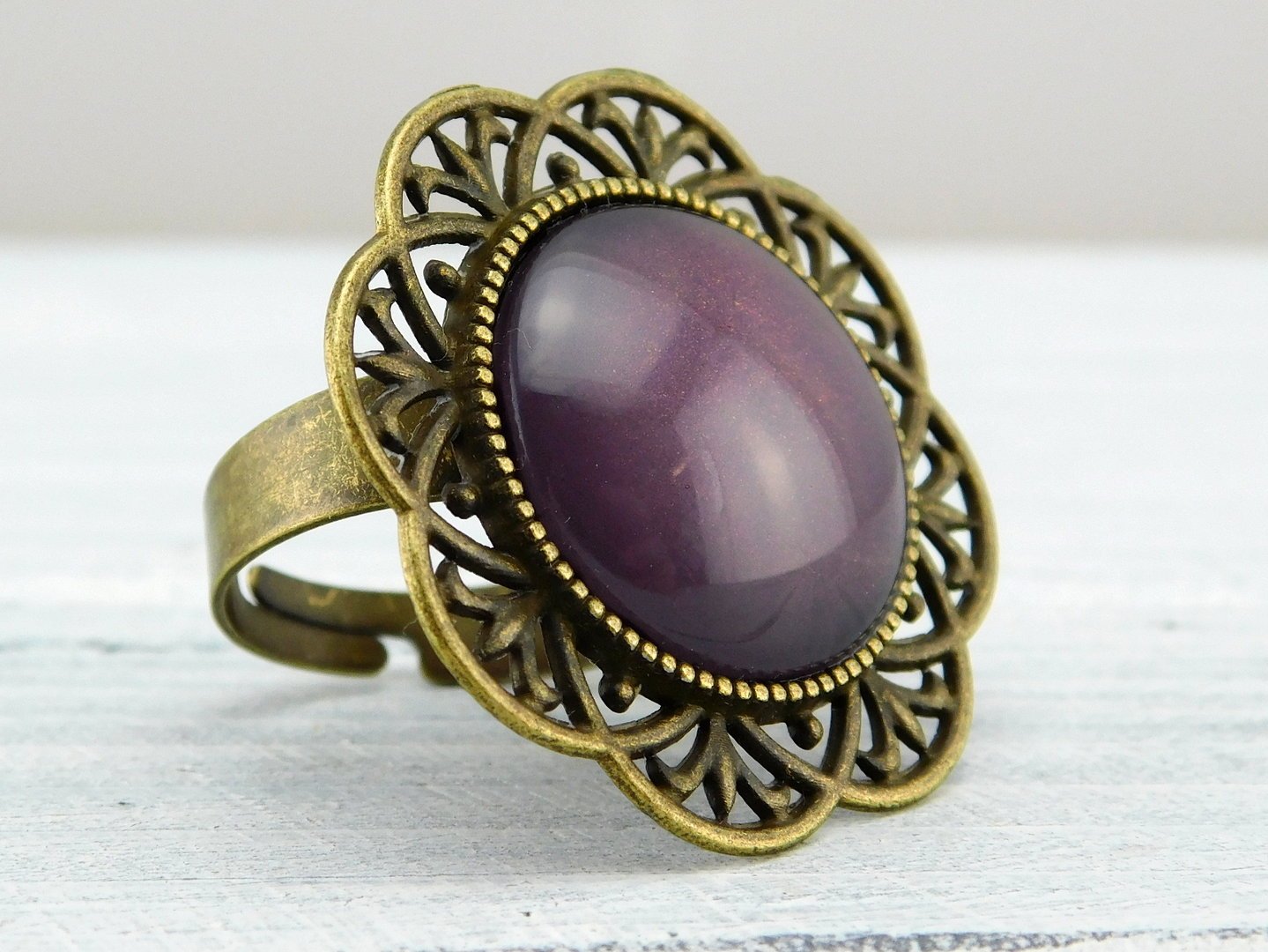 Runder Ring mit bronzefarbener Metallbordüre - Vintage Schmuckstübchen