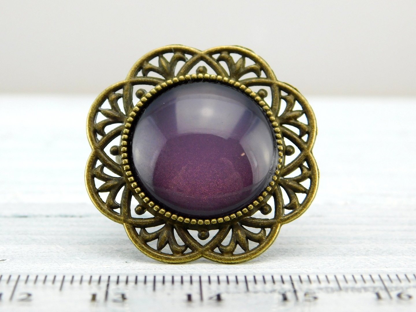Runder Ring mit bronzefarbener Metallbordüre - Vintage Schmuckstübchen