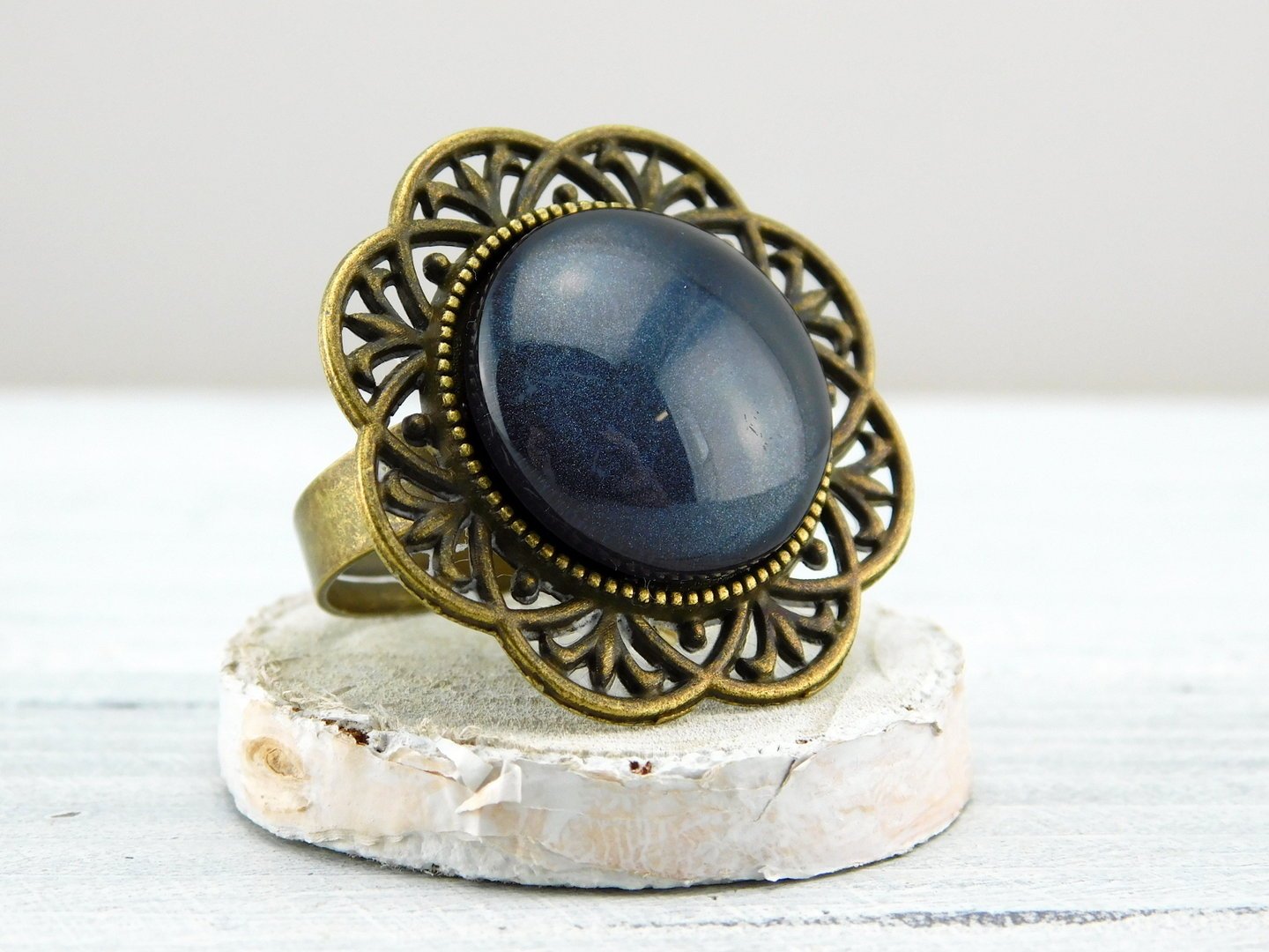 Runder Ring mit bronzefarbener Metallbordüre - Vintage Schmuckstübchen