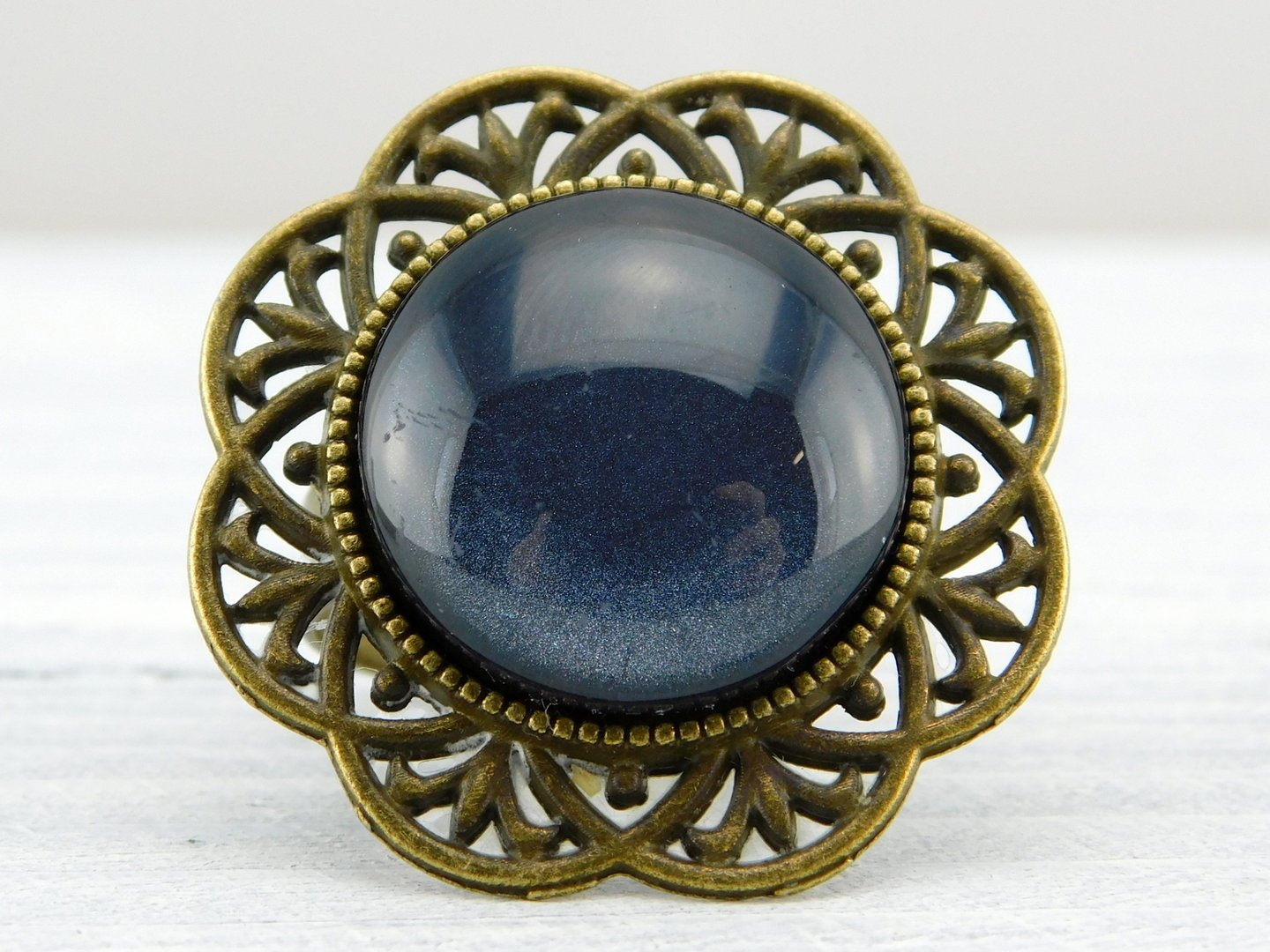 Runder Ring mit bronzefarbener Metallbordüre - Vintage Schmuckstübchen