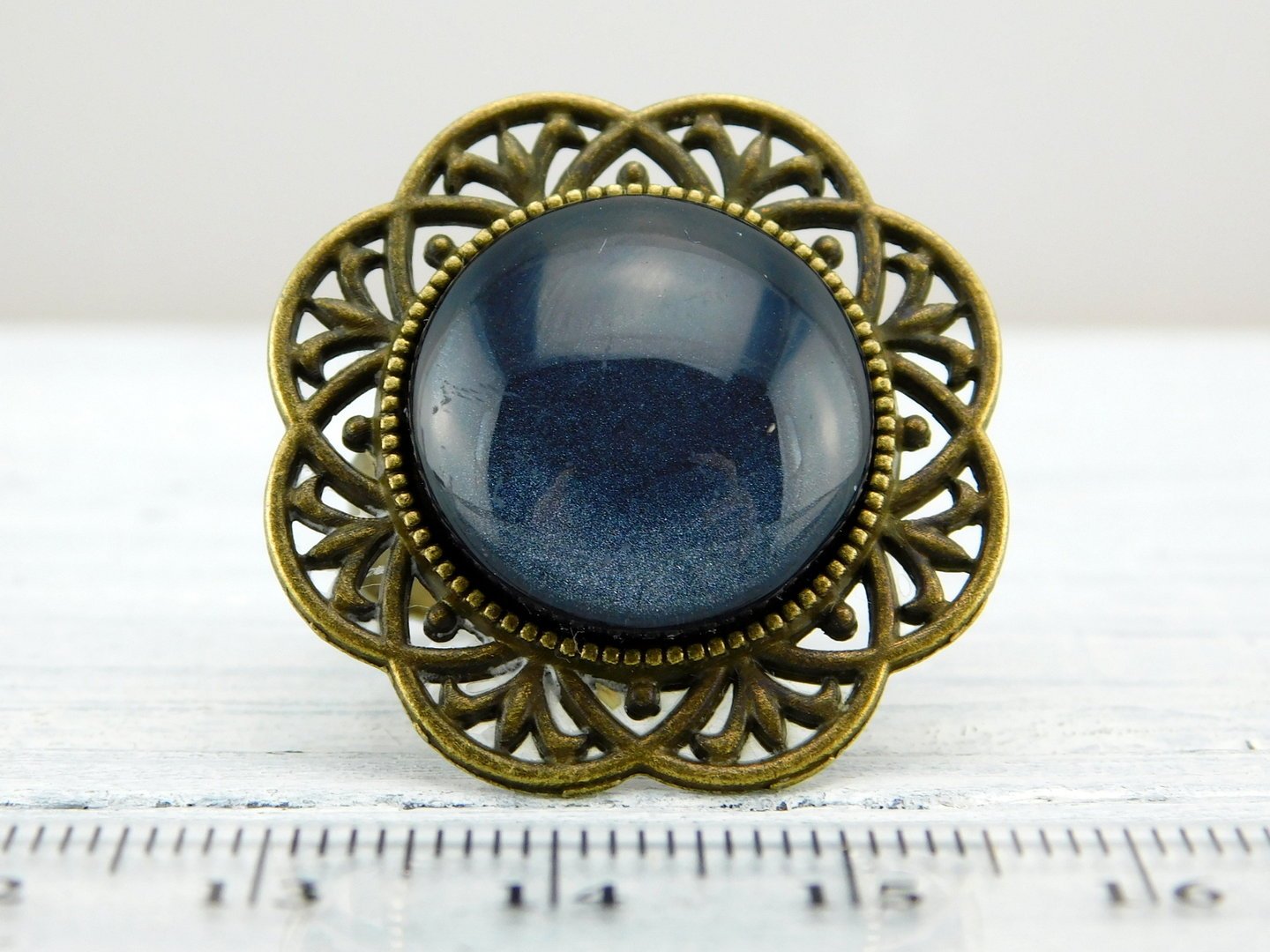 Runder Ring mit bronzefarbener Metallbordüre - Vintage Schmuckstübchen