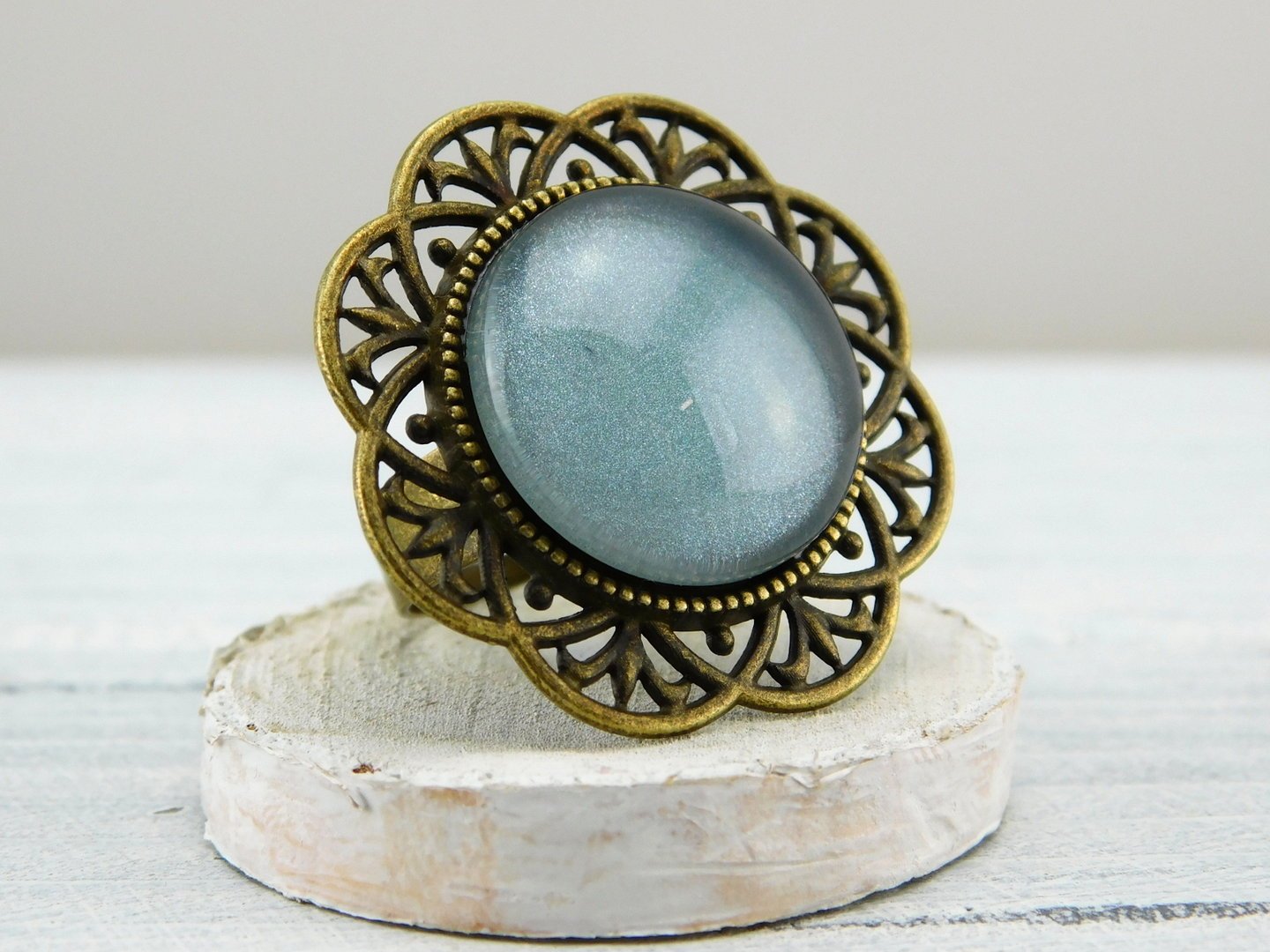 Runder Ring mit bronzefarbener Metallbordüre - Vintage Schmuckstübchen