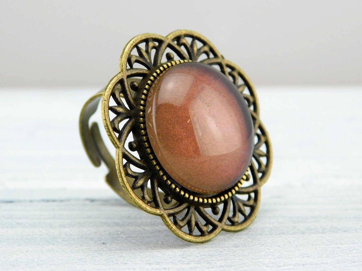 Runder Ring mit bronzefarbener Metallbordüre - Vintage Schmuckstübchen