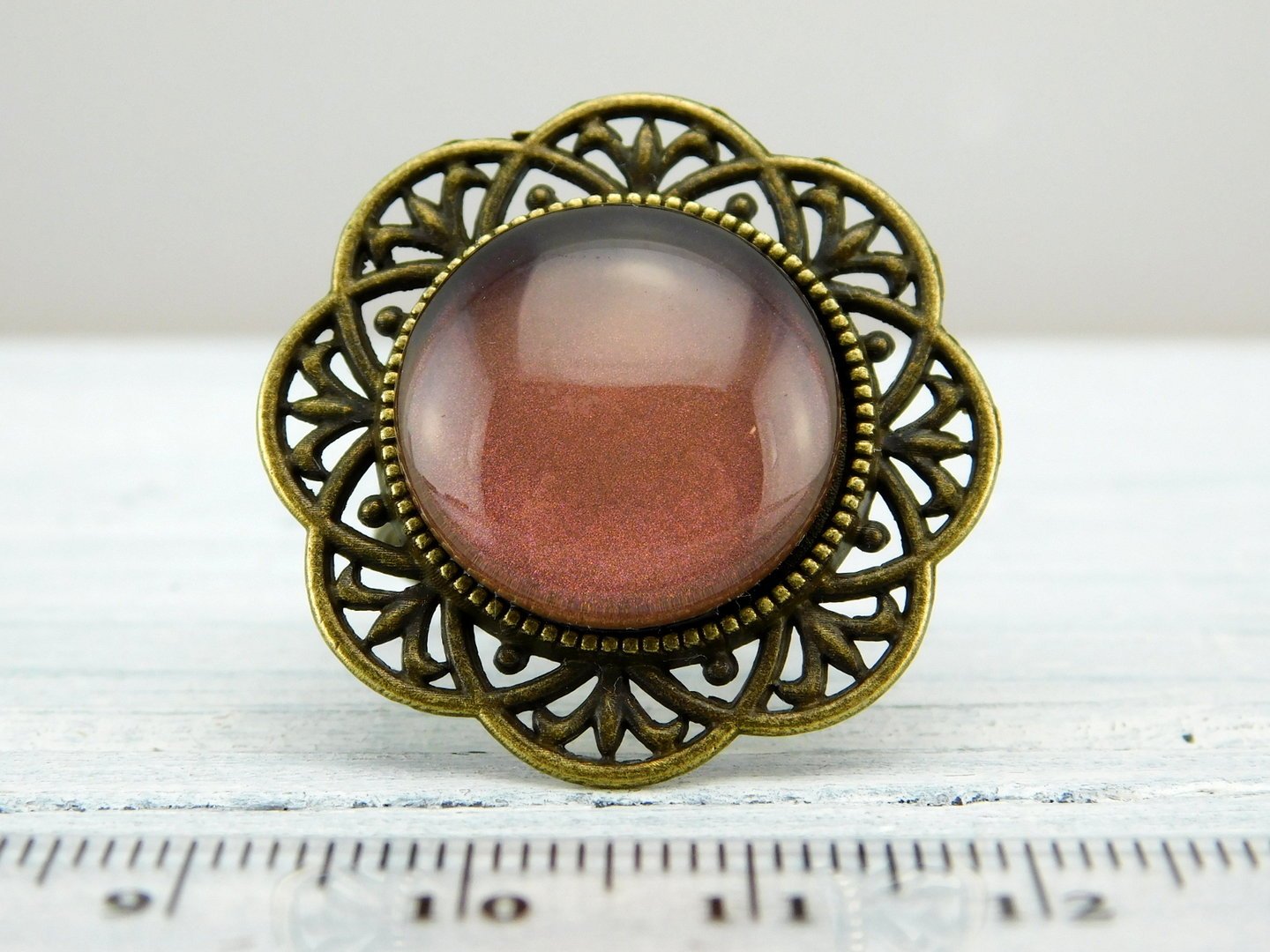 Runder Ring mit bronzefarbener Metallbordüre - Vintage Schmuckstübchen