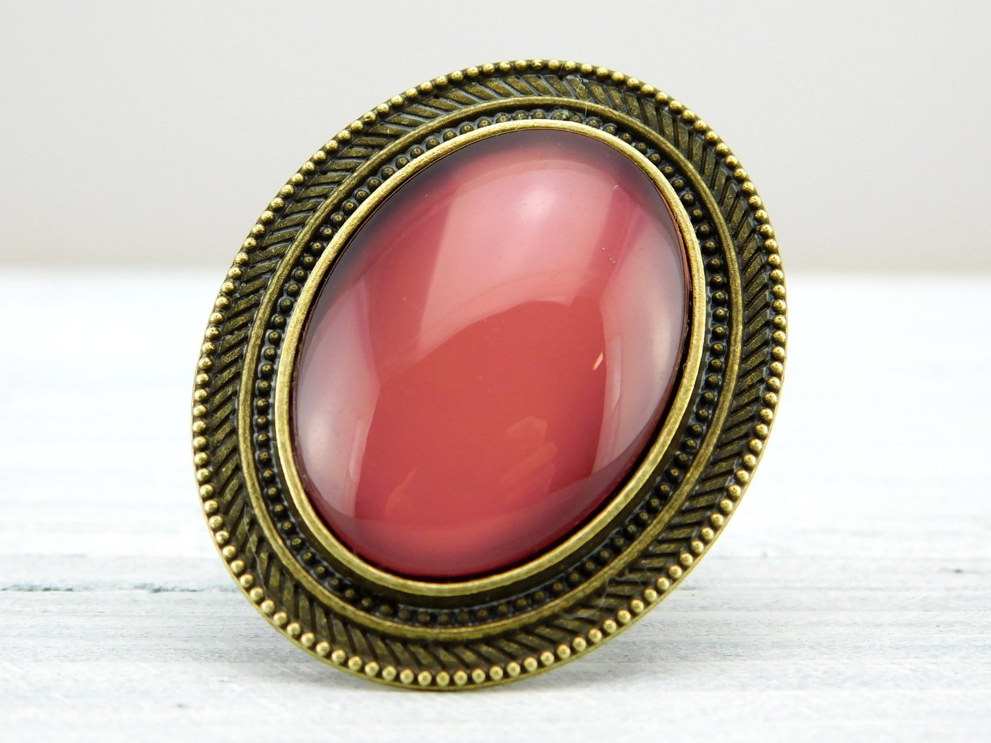 Ovaler Ring mit auffälligem Rahmen und Glasstein - Vintage Schmuckstübchen